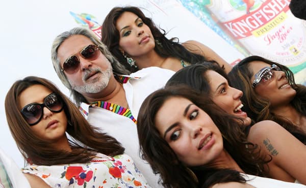 Hij stond ooit bekend as "King of Good Times" in India. Vijay Mallya was een voorbeeld voor het land en jongeren keken naar hem op. Nu is hij gevlucht naar Groot-Brittannië met ruim een miljard euro aan schulden. De Indiase zakenman Vijay Mallya stond bekend als de "Playboy of the East" en liet zich veelvuldig zien met modellen en actrices. Hij vergaarde zijn fortuin door met zijn bedrijf United Spirits de helft van de Indiase drankmarkt te veroveren.