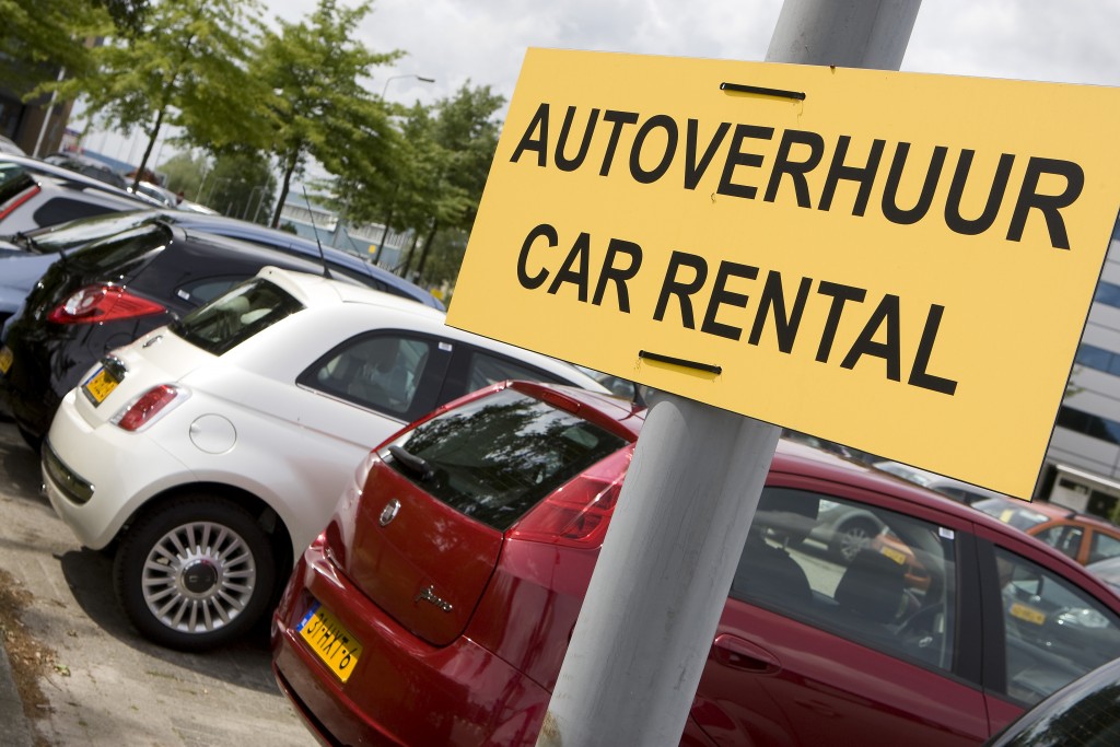 Wie in het buitenland een auto huurt, moet mogelijk in Nederland belasting betalen.