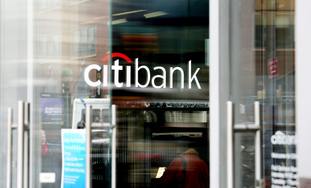 De aandelenbeurzen in New York zijn vrijdag met kleine uitslagen aan de laatste sessie van de week begonnen. Op Wall Street stond Citigroup in de belangstelling, nadat de bank een kijkje gaf in de boeken.