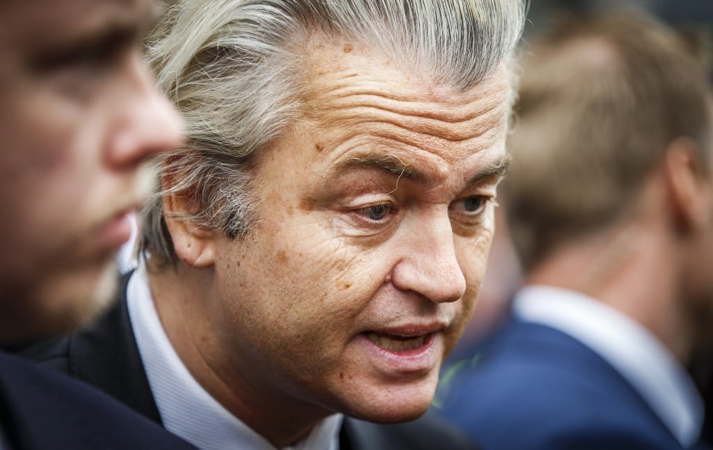 Dit betekent het begin van het einde van de EU, twitterde PVV-leider Geert Wilders nadat de uitslag van het Oekraïne-referendum bekend werd. Het resultaat is volgens hem ook een "motie van wantrouwen van het volk tegen de elite uit Brussel en Den Haag". Nadat de stemmen in bijna alle gemeenten waren geteld stond het nee-kamp op 61,1 procent. De opkomst lag boven de 32 procent, waarmee het raadgevend referendum geldig is. De regering kan de afwijzing van het verdrag overnemen of naast zich neerleggen. De initiatiefnemers van het referendum zijn blij met de uitslag. "Dit valt niet te negeren, het is sowieso het begin van een discussie over een andere Europese Unie", zei Thierry Baudet. Ook partijen in de Tweede Kamer die tegen het verdrag zijn, toonden zich tevreden. Dit is het begin van het einde van de EU, twitterde PVV-leider Geert Wilders. [google-drive number='1'] Bij deze uitslag "kan dit verdrag niet zomaar geratificeerd worden'', zei PvdA-leider Diederik Samsom tegen de NOS. "We moeten recht doen aan de nee-stem." Het kabinet moet hier "goed over nadenken'', voegde hij eraan toe. Hij noemde de opkomst teleurstellend. Coalitiepartner VVD verwacht "een serieuze reactie'' van het kabinet. Uitslag volgen Ook voor CDA-fractieleider Sybrand Buma is de zaak duidelijk als deze uitslag er komt. "Dat verdrag kan niet door Nederland geratificeerd worden." Jesse Klaver van GroenLinks vindt dat het verdrag niet kan doorgaan. "We moeten de uitslag volgen en kijken waar het kabinet mee komt", zei Alexander Pechtold van D66. Volgens Gert-Jan Segers (ChristenUnie) is de waarschijnlijk ruime stem voor de tegenstanders "een duidelijk signaal dat moet doorklinken in het debat over de betekenis van het referendum en de mogelijke aanpassing van het verdrag". Maar hij vindt ook dat er rekening moet worden gehouden met "het overgrote deel'' dat niet is gaan stemmen. Kan nog weken duren Premier Rutte zet vraagtekens bij het doorgaan van het verdrag. De regering had de uitslag ook naast zich neer kunnen leggen, maar "bij zo'n nee kan het verdrag met Oekraïne niet zonder meer worden geratificeerd'', aldus Rutte. "We gaan stap voor stap verder.'' Het kabinet en de Tweede Kamer gaan de uitslag bespreken. Ook gaat het kabinet overleggen met de Europese Commissie in Brussel en andere EU-lidstaten. Dit proces kan weken duren, zei Rutte. De regering van VVD en PvdA was steeds voorstander.