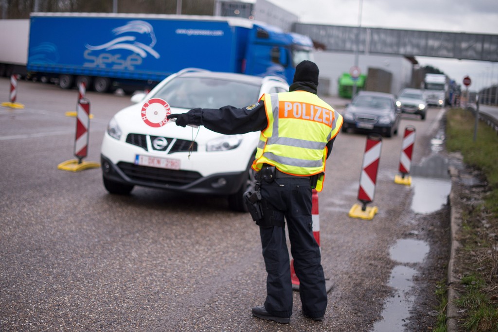 Duitsland gaat de Europese Commissie vragen om vanaf half mei nog zeker zes maanden grenscontroles in de Schengenzone te mogen uitvoeren. Dat heeft de Duitse minister van Binnenlandse Zaken, Thomas de Maizière, zaterdag gezegd.