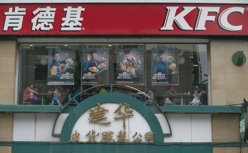 De Chinese overheid overweegt miljarden uit te trekken voor de overname van de populairste fastfoodketens in het land, Kentucky Fried Chicken (KFC) en Pizza Hut. Een consortium onder leiding van het Chinese staatsinvesteringsfonds zou een overnamebod overwegen op de Chinese activiteiten van Yum! Brands, het Amerikaanse moederbedrijf van KFC en Pizza Hut, meldt persbureau Bloomberg op basis van ingewijden. Er zijn in China meer dan 7100 vestigingen van KFC en Pizza Hut.