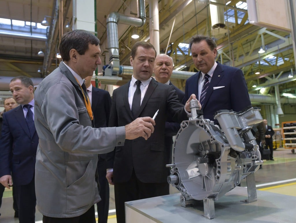 De Russische premier Dmitri Medvedev op bezoek in de AvtoVAZ-fabriek in Togliatti, met toenmalig CEO Bo Andersson (rechts). Foto: EPA