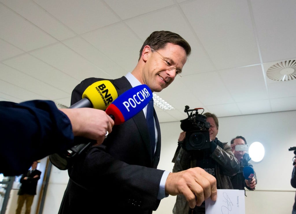 Premier Rutte heeft zijn stem uitgebracht bij schoolvereniging Wolters in Den Haag. Hij werd daarbij op de voet gevolgd door Nederlandse en buitenlandse media, waaronder een ploeg van de Russische staatsomroep. [google-drive number='1'] Rutte riep Nederland op voor het associatieverdrag met Oekraïne te stemmen. "We moeten Oekraïne helpen met de opbouw van de rechtsstaat, de democratie. De joodse minderheid en de gay community een extra steun in de rug geven. Dus ik roep heel Nederland op: ga stemmen en stem voor'', zei Rutte woensdag. De premier noemde het belangrijk "dat er meer stabiliteit komt aan de rand van de Europese Unie. We leven in een instabiele wereld." [google-drive number='2']