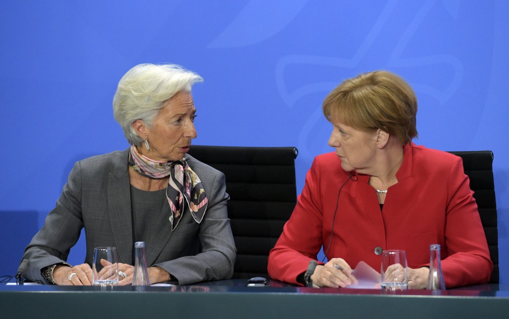 De Duitse Bondskanselier Angela Merkel heeft nog maar eens benadrukt dat Griekenland geen schuldenverlichting kan verwachten. Dat staat haaks op de positie van het IMF, die nu voor het blok komt te staan. Analist Arne Petimezas van AFS Group praat je bij vanaf de beursvloer in Amsterdam.