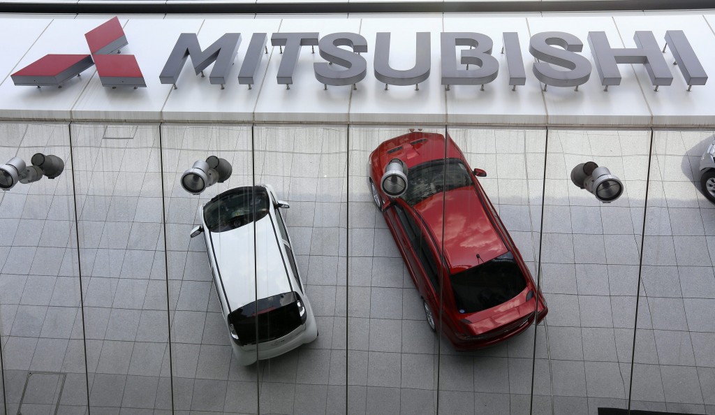 De Japanse autofabrikant Mitsubishi heeft fouten gemaakt bij het testen van het benzineverbruik van een viertal van zijn modellen. Het concern, dat op de beurs in Tokio ruim 15 procent aan waarde verloor, zei in een toelichting de productie van de betreffende types voorlopig te staken. Volgens Mitsubishi zijn de cijfers van in totaal 625.000 auto's gemanipuleerd. Inmiddels is duidelijk dat ook Nissan geraakt wordt door het schandaal. Mitsubishi levert auto's aan zijn branchegenoot, die ze vervolgens onder een eigen naam op de markt brengt. De twee gaan praten over compensatie. Mitsubishi bestudeert nog of auto's voor buitenlandse markten bij de zaak betrokken zijn. Het bedrijf wil daarbij de objectiviteit waarborgen door een commissie met externe experts in het leven te roepen.