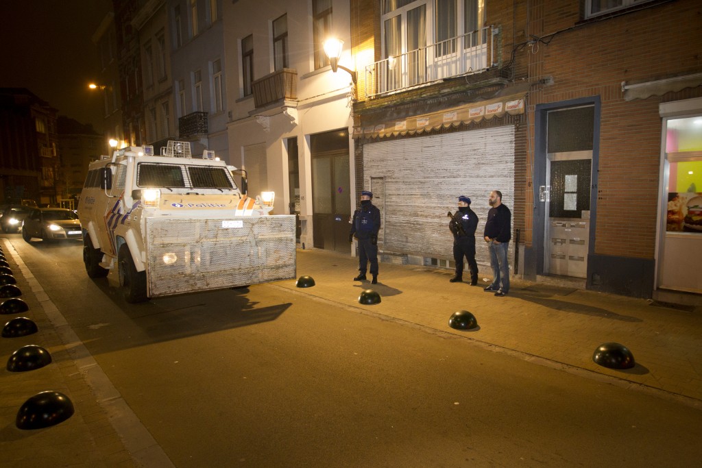 Belgische politie in Molenbeek tijdens de anti-terreuractie waarbij Salah Abdeslam werd opgepakt. Foto :EPA