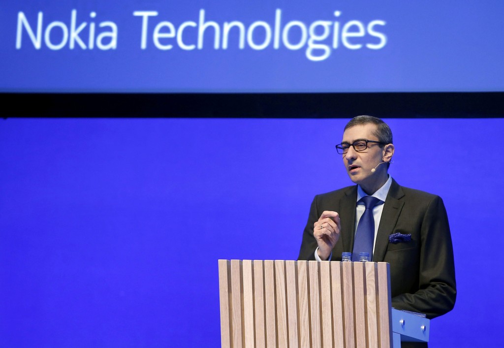 Nokia broedt op plannen om tussen de 10.000 en 15.000 van de in totaal 104.000 arbeidsplaatsen te schrappen. Dat meldde persbureau Bloomberg woensdag op gezag van niet nader genoemde bronnen bij de Finse fabrikant van netwerkapparatuur.