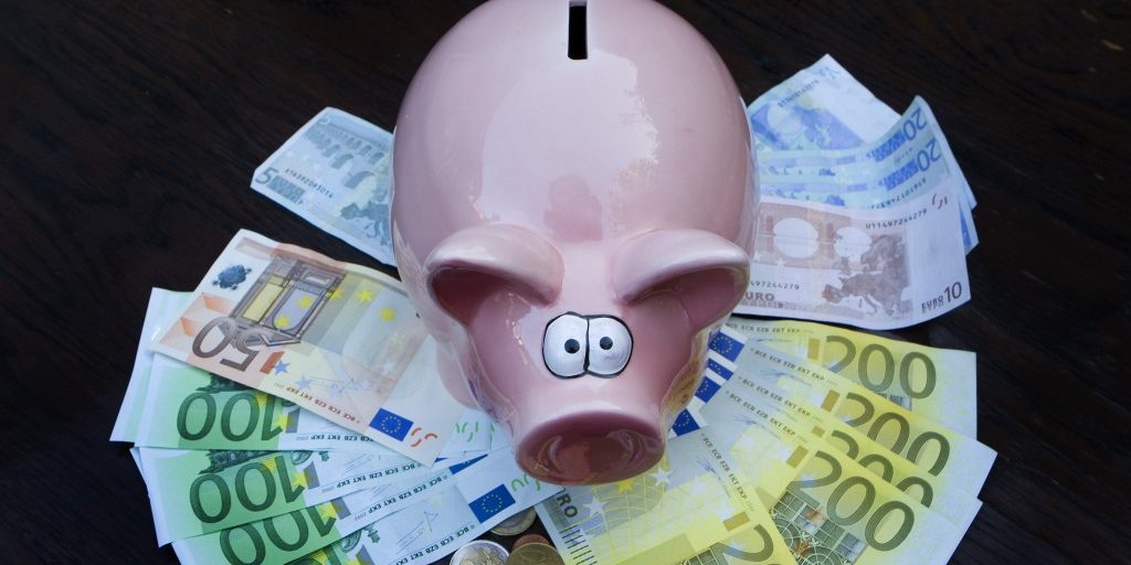 Duitse fintechbedrijven hebben de Nederlandse spaarmarkt ontdekt. Na Raisin biedt nu ook Savedo spaarders de mogelijkheid om hun geld tegen een iets hogere rente onder te brengen bij banken elders in Europa. Anders dan bij het moederbedrijf van Raisin loop je hier geen renterisico, mocht de bank omvallen.