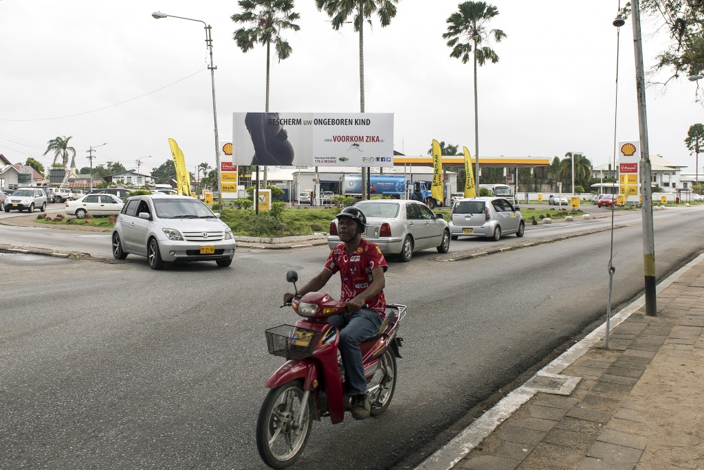 Suriname mag uitzien naar een noodkrediet van omgerekend bijna 425 miljoen euro van het Internationaal Monetair Fonds (IMF). Daarover bereikten het Zuid-Amerikaanse land en het fonds vrijdag overeenstemming. De Surinaamse economie staat zwaar onder druk door de enorme daling van de prijzen van onder meer olie en goud. Daardoor is de financiële positie van het land uitgehold en is de economie in een recessie beland.