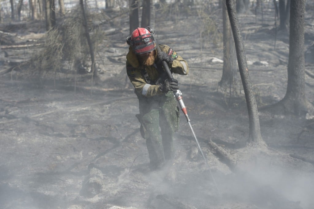 Extreem droog weer en wind hebben geleid tot een ongekend desastreuze bosbrand in de Canadese provincie Alberta, bekend van de productie van teerzandolie. De stad Fort McMurray heeft al 1.600 huizen in rook zien opgaan.