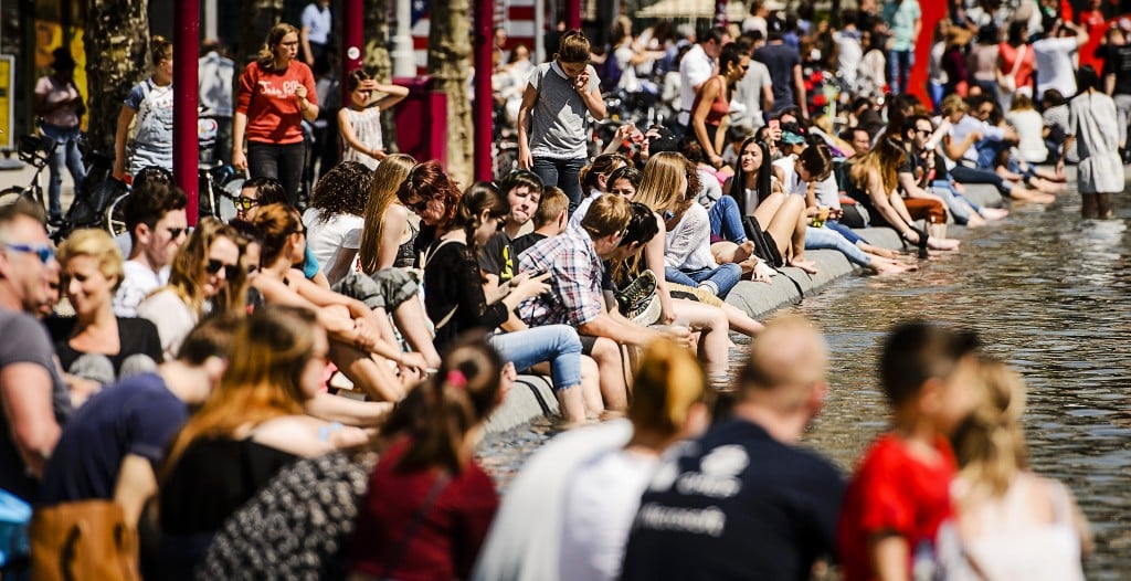 Minder touringcars in de binnenstad, dalende cijfers bij de diamantentours. Hapert de toeristenmotor in Amsterdam? Amsterdam heeft de afgelopen vijf jaar een ware explosie gekend bij groei van het toerisme. Telden hotels en pensions in 2009 nog 4,6 miljoen gasten, afgelopen jaar was dit aantal gestegen naar 6,8 miljoen (dus nog los van de invloed van Airbinb). De toeristische sector floreert en was afgelopen jaar goed voor ruim 57 duizend banen in Amsterdam, maar er zijn tekenen dat het dit jaar een tikje minder gaat, zo meldt Het Parool donderdag.