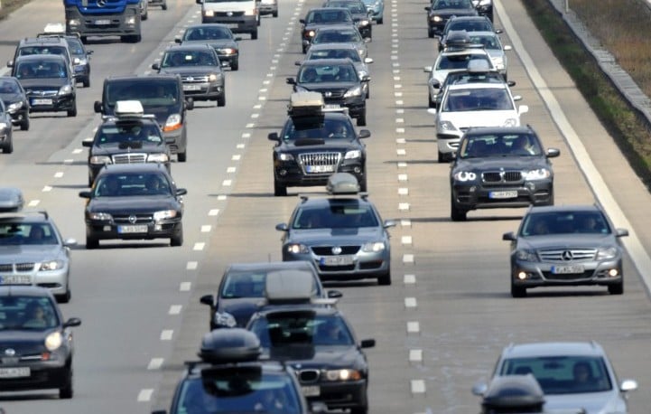 Duitsland als gevolg van de Energiewende een belangrijke omschakeling door bij het gebruik van hernieuwbare energie. Maar de doorbraak van duurzame bronnen verschilt sterk per sector. Zo is de Duitse Autobahn nog grotendeels fossiel. Duitsland investeert grootschalig in wind- en zonnestroom. Op de stroommarkt zijn de effecten van de Energiewende dan ook duidelijk zichtbaar. Het overheidsbeleid dat het gebruik van duurzame energiebronnen stimuleert werkt echter vooral op gebieden waar fors met subsidies wordt gestrooid, zo merken analisten van Deutsche Bank op in een nieuw rapport.