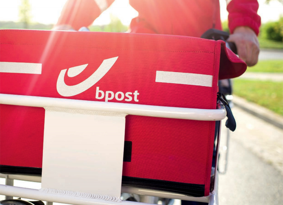 Het Belgische postbedrijf Bpost was bereid de aandeelhouders van PostNL 5,10 euro per aandeel te betalen. Dat meldt het Financieele Dagblad maandag op basis van ingewijden. Daarmee waardeerden de Belgen het Nederlandse bedrijf op bijna 2,3 miljard euro, iets boven de beurswaarde van 1,7 miljard euro. Vrijdag lekte uit dat Bpost geïnteresseerd was in PostNL. De Belgische zakenkrant De Tijd meldde dat Bpost al op 25 maart een eerste bod heeft uitgebracht op alle aandelen van PostNL. Het aandeel was toen ongeveer 3,62 euro waard. Het eerste bod werd afgewezen en ook een tweede bod kon PostNL niet bekoren. Bod te laag Over het derde bod werden afgelopen weekend gesprekken gevoerd, maar die liepen uiteindelijk spaak. De Belgen zetten aanvankelijk in op een prijs per aandeel van iets meer dan 4 euro, volgens de bronnen van het FD. PostNL wilde 5,50 euro per aandeel. Een prijs van 5,10 euro per aandeel was voor PostNL klaarblijkelijk niet voldoende. De Vereniging van Effectenbezitters had eerder al aangegeven dat de koers naar 6,75 euro kan stijgen als PostNL weer dividend uitkeert aan de aandeelhouders. Dat mag het postbedrijf nu niet doen, omdat het eigen vermogen negatief is. Het bod van Bpost bestond volgens het FD voor 70 procent uit aandelen Bpost en 30 procent in contanten. Dat zou betekend hebben dat het aandeel van de Belgische staat in het bedrijf onder 50 procent zou zakken. Dat zou echter geen probleem zijn geweest. Spijtig, maar geen drama Topman Koen van Gerven van het Belgische postbedrijf noemde het maandag "spijtig maar geen drama" dat de fusiegesprekken zijn mislukt. Volgens Van Gerven lagen de eisen van de partijen te ver uit elkaar om tot een akkoord te komen. De bestuursvoorzitter legt uit dat er dit weekend nog volop werd onderhandeld, maar werden de partijen het niet over alles eens. "Dan moet je besluiten dat er niets is", aldus Van Gerven. Hij wilde niet zeggen of de prijs een struikelblok voor de deal was. Volgens de topman aasde Bpost op PostNL om de mogelijkheden op de groeiende pakjesmarkt te vergroten. Bron: Z24/ANP