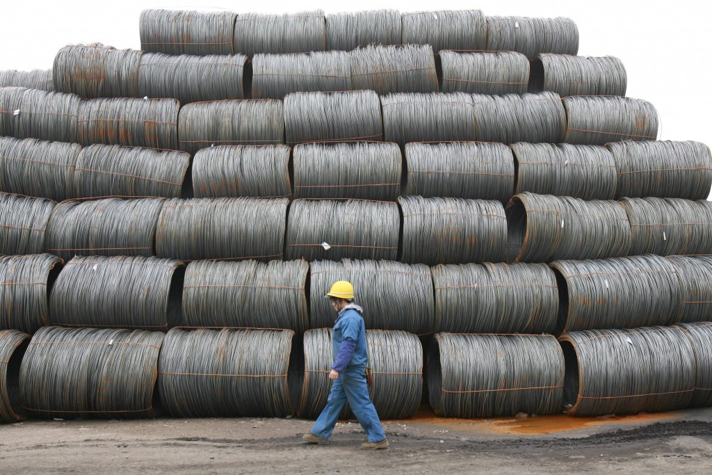 Er duiken steeds meer signalen op dat de Chinese economie toch niet zo lekker draait als gehoopt. Dat kan slecht nieuws zijn voor beleggers.