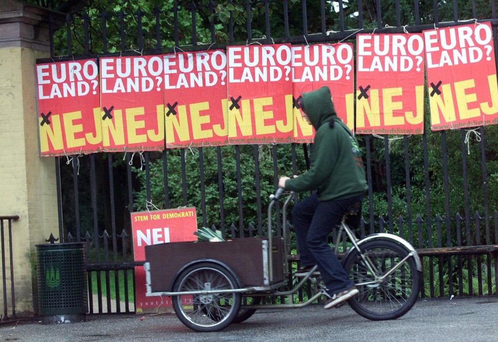 Voorafgaand aan een referendum over de euro in 2000, krijgen Deense kiezers kleurrijke posters te zien. Foto: EPA