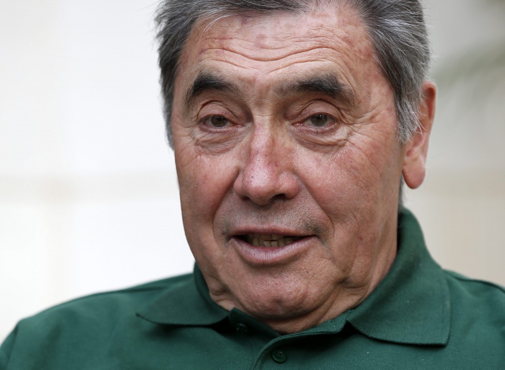 De Belgische oud-wielrenner Eddy Merckx moet zich na de zomer verantwoorden voor mogelijke omkoping. De vijfvoudig winnaar van de Tour de France zou in 2007 een flinke order hebben binnengesleept voor het leveren van stadsfietsen door een politiechef om te kopen. Volgens de Belgische krant Het Laatste Nieuws beloofde Merckx de agent en diens vrouw twee dure fietsen van zijn eigen merk, in ruil voor een vriendendienstje.