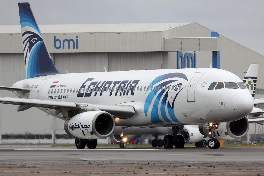 De Egyptische marine heeft vrijdag wrakstukken van het verdwenen passagiersvliegtuig van EgyptAir gevonden. Ook trof de marine bagage aan, meldt de Egyptische staatstelevisie.