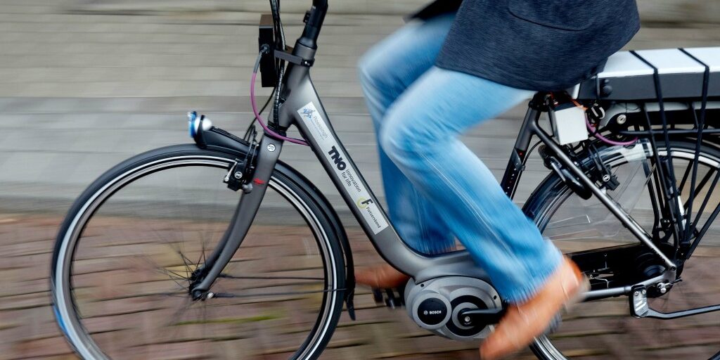 De elektrische fiets wint nog steeds aan populariteit. Er rijden in ons land inmiddels meer dan 1,2 miljoen exemplaren rond. Zo'n e-bike is niet goedkoop: voor een beetje kwaliteit ben je al snel 2.000 euro kwijt. Waarop moet je zoal letten bij de aanschaf?