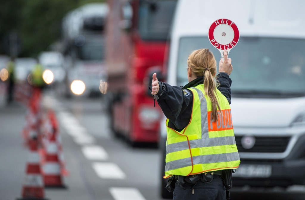 Duitsland, Oostenrijk, Zweden, Denemarken en Noorwegen krijgen de mogelijkheid hun grenscontroles met maximaal zes maanden te verlengen. De Europese Commissie heeft daar woensdag groen licht voor gegeven.