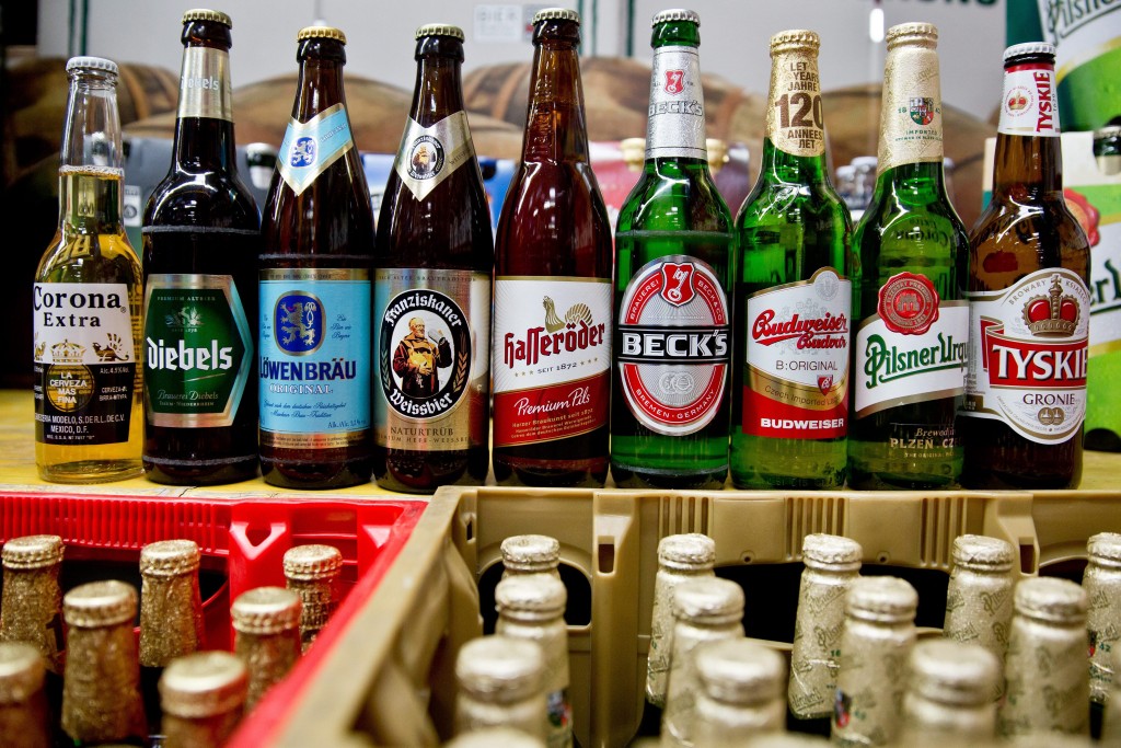 Bierbrouwer Anheuser-Busch InBev heeft in het eerste kwartaal minder bier verkocht dan een jaar eerder. Het Belgisch-Amerikaanse concern had onder meer last van zware economische omstandigheden in Brazilië. De nettowinst, geschoond voor eenmalige posten, zakte met twee derde tot 844 miljoen euro.