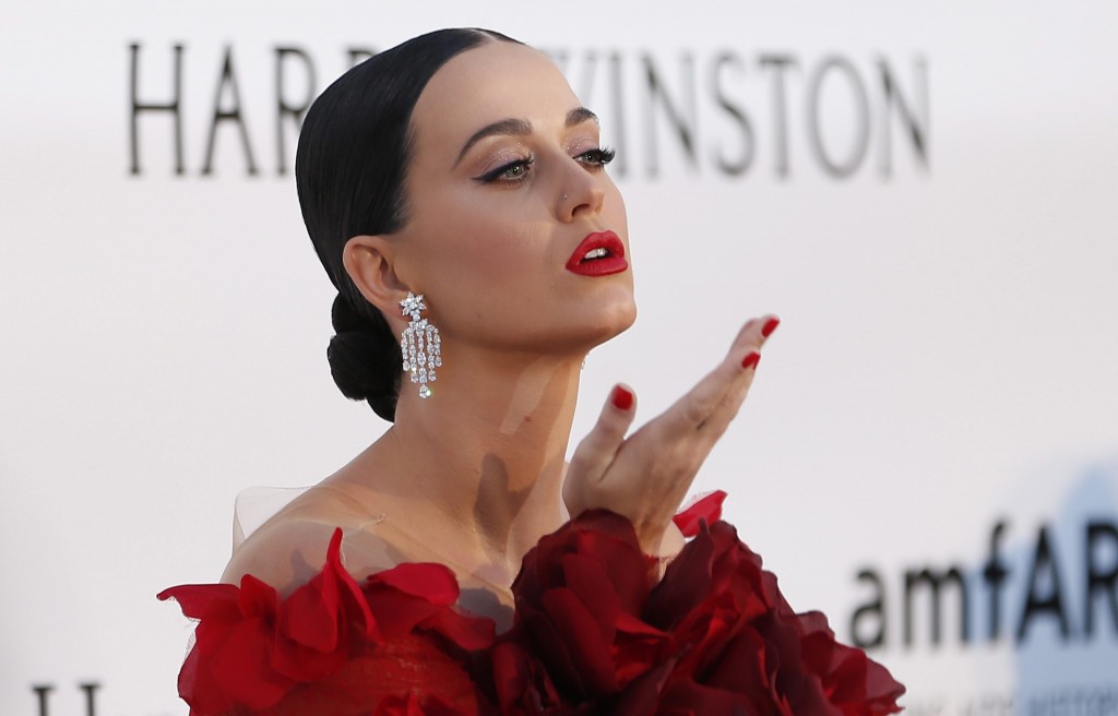 Zangeres Katy Perry is 's werelds Twitter-koningin met 89 miljoen volgers. Maandagavond zond ze opeens een reeks opmerkelijke tweets. Een hacker bleek aan het werk. Twitter-fans van Katy Perry werden maandagavond opgeschrikt door een reeks scheld-tweets - zie hier het verslag van Techcruch - die daarna snel werden verwijderd. Ook richtte Perry zich tot 'aartsvijandin' Taylor Swift.