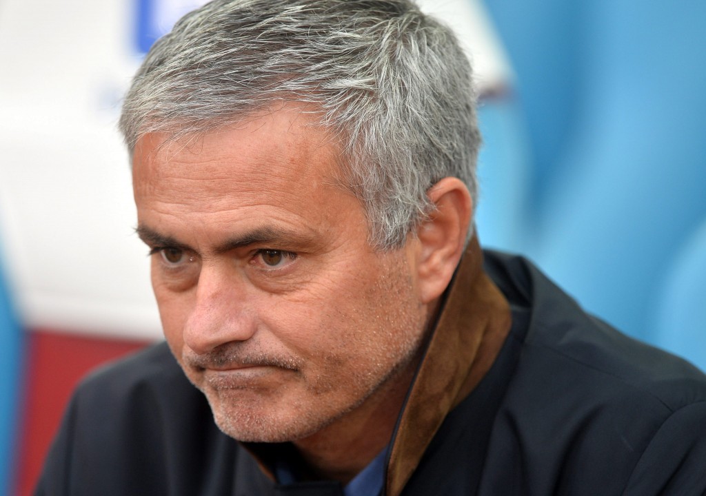 Vrijdag werd het dan definitief bevestigd: Jose Mourinho is de opvolger van Louis van Gaal als trainer van Manchester United. Maar Chelsea, de oude club van Mourinho, heeft nog steeds de rechten om zijn naam te gebruiken op commerciële uitingen.