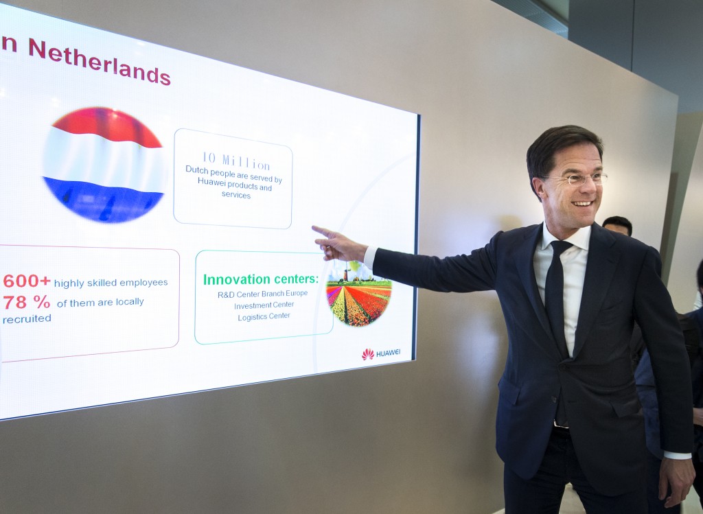 Het aantal buitenlandse investeringen in Nederland is vorig jaar tot recordhoogte gestegen. Volgens accountants- en advieskantoor EY was bij elkaar opgeteld sprake van 219 investeringsprojecten. Dat is 47 procent meer dan in 2014. Het gaat vooral om buitenlandse bedrijven die logistieke centra, sales- en marketingactiviteiten, hoofdkantoren of onderzoeksafdelingen openden in ons land. Net als eerdere jaren kwamen de meeste investeerders uit de Verenigde Staten. Verder waren er veel Chinese bedrijven bij.
