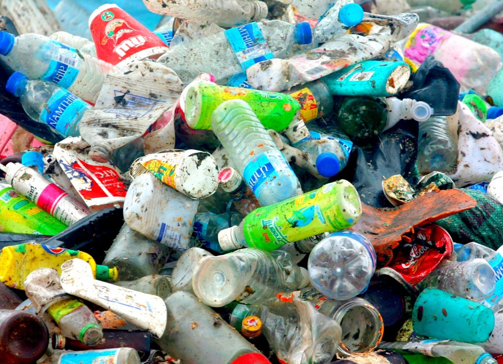 Biologisch afbreekbaar plastic helpt niet om de vervuiling in oceanen tegen te gaan, stelt de VN in een rapport. De afbraak van bioplastic gebeurt alleen bij omstandigheden die in zee zelden tot nooit voorkomen. Je bent het misschien weleens tegengekomen in de supermarkt: biologisch afbreekbaar plastic. 'Composteerbaar', 'compostable' of 'OK compost' staat er dan op de verpakking. Dit suggereert dat je bioplastic zonder problemen op de composthoop kunt gooien, maar dat is vaak niet het geval. De meeste bioplastics zijn weliswaar afbreekbaar, maar alleen onder speciale omstandigheden: bij temperaturen van zo'n 50 graden Celsius en een hoge luchtvochtigheid. 'Industrieel composteerbaar', heet dat ook wel. Dat is naast vergisting de belangrijkste manier waarop afvalbedrijven gft-afval in Nederland verwerken. Vervuiling oceanen De Verenigde Naties waarschuwen maandag nog eens voor het misverstand dat bioplastics altijd beter zijn voor het milieu. In een rapport (pdf) stelt de organisatie dat biologisch afbreekbaar plastic geen oplossing is voor de vervuiling van oceanen. "Veel bioplastics zoals in winkeltasjes zijn alleen afbreekbaar bij hoge temperaturen die in de oceaan niet voorkomen", zegt VN-wetenschapper Jacqueline McGlade tegen The Guardian. "Ze blijven bovendien niet drijven, waardoor ze niet blootgesteld worden aan UV-licht dat helpt bij het afbreken." Afval recyclen Volgens het VN-rapport is er in 2014 wereldwijd meer dan 300 miljoen ton plastic geproduceerd. Dat zal in 2050 naar verwachting zijn gestegen tot bijna 2.000 miljoen ton. Hoeveel daarvan in oceanen terechtkomt, is niet exact bekend. De onderzoekers concluderen wel dat "plastic alomtegenwoordig is". Het duurt honderden jaren voordat plastic door de natuur wordt afgebroken. Daarom is het zo’n groot probleem dat veel verpakkingen en bekertjes op vuilnisbelten belanden. Om niet te spreken over de ‘plastic soep’ in oceanen, die naar schatting uit 5 biljoen kleine en grote stukken plastic bestaat. De belangrijkste manier om dit probleem aan te pakken is door het beter verzamelen en recyclen van afval, met name in ontwikkelingslanden, stelt de VN. Andere oplossingen Ondertussen werken wetenschappers aan andere oplossingen op de berg plastic te verminderen. Zo hebben onderzoekers van de Stanford-universiteit ontdekt dat meelwormen verschillende typen plastic zoals piepschuim af kunnen breken. Uit eerdere studies bleek al dat meelwormen polyethyleen af kunnen breken, het type plastic waarvan bijvoorbeeld boterhamzakjes zijn gemaakt. De 21-jarige Nederlander Boyan Slat gooit het over een andere boeg. Met zijn organisatie The Ocean Cleanup wil hij het plastic in oceanen opruimen door lange, drijvende armen in de vorm van een V op strategische plekken in zee te plaatsen. Door de stroming moet het plastic als het ware worden gevangen, waarna het wordt opgeslagen en opgehaald door een tanker. Binnen vijf jaar moet in de Grote Oceaan tussen Californië en Hawaï een plasticvanger van 100 kilometer lang liggen. Daarmee zou ongeveer de helft van de plastic soep in dat deel van de oceaan kunnen worden aangepakt. Een mooi begin. Lees ook Weg met de PET-fles! Dit Nederlandse bedrijf maakt een duurzaam alternatief van suiker Directeur klimaatclub Urgenda: ‘110 km/u is hard zat op de snelweg’ 10 feiten over klimaatverandering waar niemand omheen kan