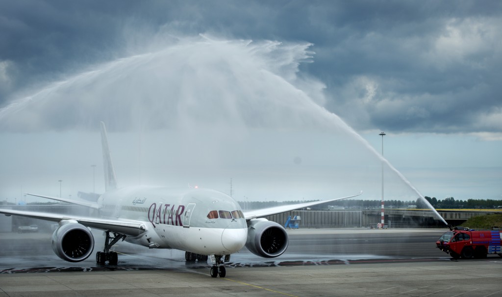 Een Boeing 787 Dreamliner komt aan op Schiphol, de eerst vlucht vanuit Doha. Foto: ANP