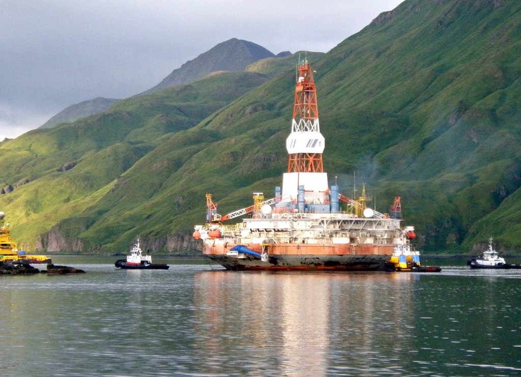 Een opmerkelijke spreker dinsdag tijdens de aandeelhoudersvergadering van Shell. Een Inuit uit Alaska stelde een vraag aan topman Ben van Beurden over olieboringen in zijn regio. Shell legt in 2008 ruim 2 miljard dollar op tafel voor 275 concessies om naar olie en gas te boren in de Tsjoektsjenzee in Alaska. De plannen zijn onderdeel van een bredere strategie van de energiereus om het arctische gebied in de Amerikaanse staat te ontginnen. Het gebied heeft voor oliemaatschappijen veel potentieel en herbergt mogelijk zo'n 4,3 miljard vaten aan winbare olie. Vorig jaar augustus krijgt Shell groen licht om tot een diepte van 2,5 kilometer te boren in Alaska. Hiermee krijgt het concern de kans om daadwerkelijk vast te stellen of en hoeveel olie er zit in aardlagen onder de Tsjoektsjenzee. Alaska-project gestaakt Dat valt zwaar tegen. Bij een proefboring in september komt Shell dusdanig weinig olie en gas tegen dat het bedrijf besluit zich terug te trekken uit de wateren rond Alaska. De hoge kosten zijn bij de huidige lage olieprijzen niet terug te winnen. Ook de strenge regelgeving en moeilijk weersomstandigheden zijn voor Shell redenen om het Alaska-project te staken. Als gevolg daarvan neemt Shell een buitengewone last van 2,6 miljard dollar. Eerder deze maand bevestigde Shell dat het 274 van de 275 concessies voor de Tsjoektsjenzee verkoopt. Eentje houdt het bedrijf in bezit: op de locatie waar de proefboring is gedaan. "Die houden we, omdat we denken dat de gegevens die we hebben verzameld tijdens de exploratie daar waardevol zijn", aldus een woordvoerder. Olieramp Juist over die laatste concessie uit de Inuit uit Alaska zijn zorgen tijdens de aandeelhoudersvergadering. "Het is een angstige gedachte dat mijn hele cultuur vernietigd kan worden door een olieramp. Dat wil ik in mijn leven niet meemaken", zegt de Inuit volgens het Financieele Dagblad. Van Beurden stelt hem gerust: ook de laatste lease in Alaska gaat Shell verkopen, stelt de topman. "Ik ben blij dat ik dat hier even mag zeggen. En succes met jullie hernieuwbare energie-activiteiten", besluit de Inuit. Daarmee legt hij voor een aantal aandeelhouders de vinger op de zere plek: Van Beurden wees dinsdag een radicale omslag richting duurzame energie af. Olie en gas goed zijn goed voor de helft van het mondiale energieaanbod. Shell wil daarom vooral blijven investeren in olie en gas.