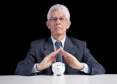 sparen spaargeld spaarrente ouderen pensioen De helft van de Nederlandse huishoudens heeft na pensionering meer te besteden dan tijdens het werkende leven. Een groep topambtenaren vindt die verdeling scheef: inkomen moet beter gespreid worden over het hele leven. Ze stellen onder meer voor om ouderen zwaarder te belasten. Nederlanders zetten meer geld opzij voor de oude dag dan nodig is. Dat stelt de Studiegroep Duurzame Groei, een club van topambtenaren die advies uitbrengt over toekomstig kabinetsbeleid. Samen met het bezit van een eigen woning met afgeloste hypotheek zorgt dit ervoor dat veel ouderen er warmpjes bijzitten.