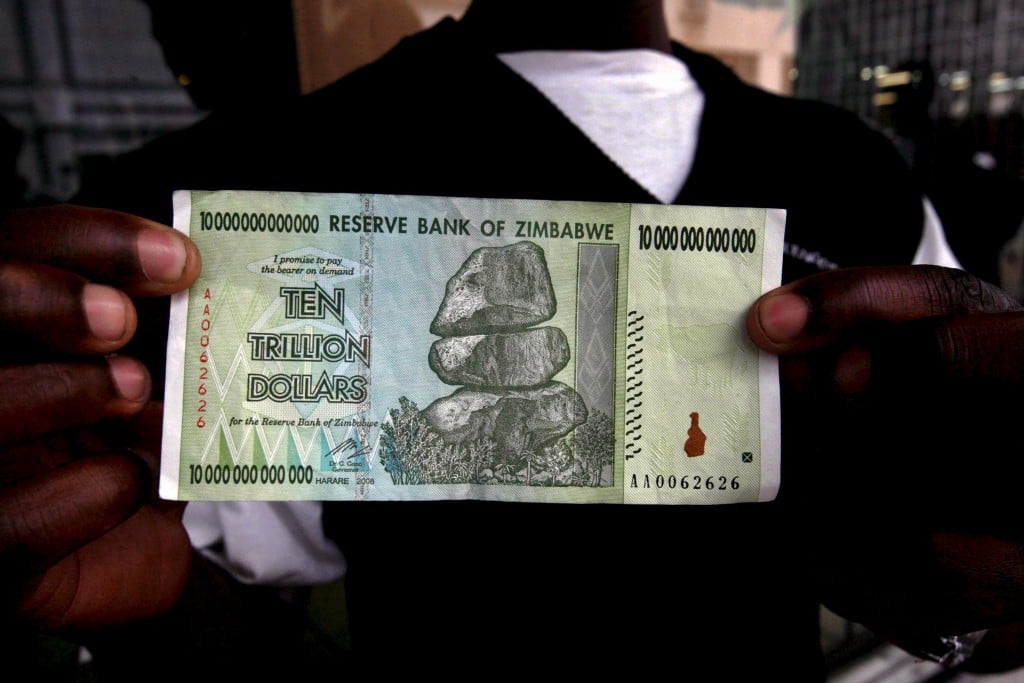 Ze waren praktisch waardeloos: de biljetten van 100 biljoen Zimbabwaanse dollars. Maar in vijf jaar tijd is de waarde van de briefjes 15 keer over de kop gegaan.