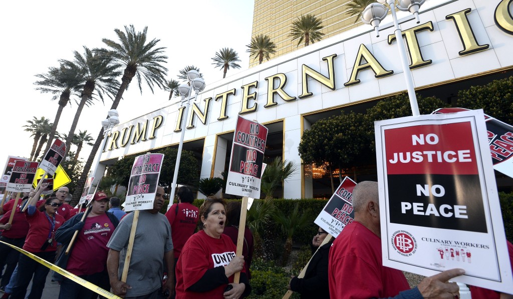 Vakbondleden demonstreren voor de deur bij het Trump International Hotel Las Vegas, februari 2016. Foto: EPA