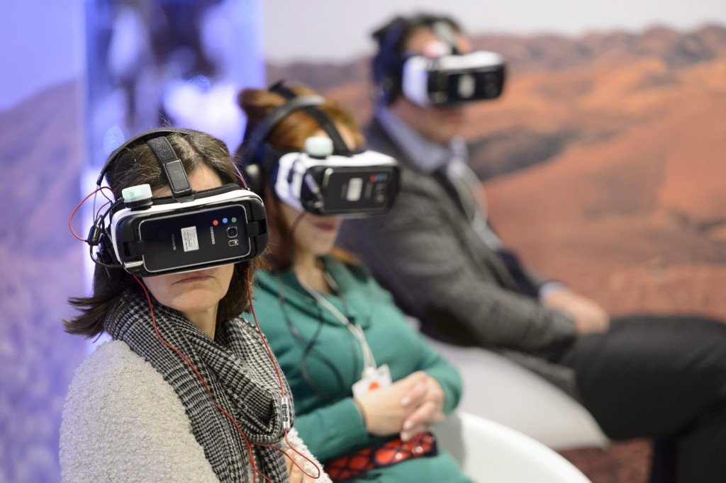 Van sneeuwscooterfabrikanten tot ticketverkopers: veel bedrijven zijn geïnteresseerd in virtual reality. Maar valt daar eigenlijk wel iets mee te verdienen?