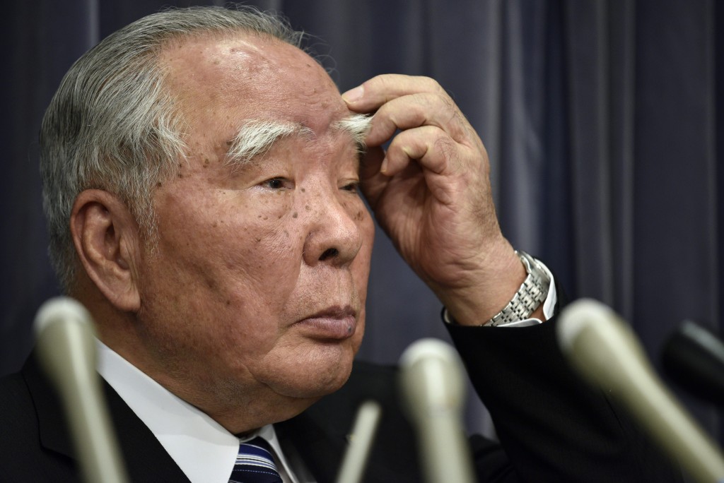 De bestuursvoorzitter van het Japanse autoconcern Suzuki Motor legt zijn functie neer vanwege de fouten die zijn gemaakt met het testen van brandstofverbruik van auto's. Dat werd woensdag gemeld door Suzuki.