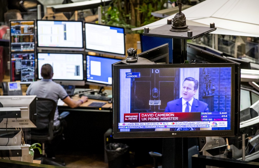 De aandelenbeurzen in Europa leden vrijdag de zwaarste koersverliezen in jaren, na de uitslag van het referendum over het Britse lidmaatschap van de Europese Unie. De Britse bevolking heeft zich uitgesproken voor een vertrek uit de EU, terwijl de meeste beleggers in de vooronderstelling waren dat het niet tot een brexit zou komen. De AEX-index in Amsterdam stond tegen het einde van de ochtendhandel 6,2 procent lager op 421,78 punten. De MidKap zakte 5,5 procent tot 613,47 punten. De beurs in Londen ging 5,2 procent omlaag, Frankfurt en Parijs verloren tot 7,5 procent. Milaan en Madrid daalden tot 10,6 procent.