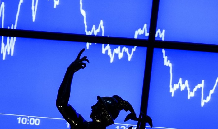 De Europese beurshandel is donderdag met verlies begonnen, in navolging van de lagere koersen in New York en Azië. Beleggers verwerken de rentebesluiten van de Amerikaanse Federal Reserve en de Bank of Japan. In Amsterdam staat chipmachinefabrikant ASML in de belangstelling na een miljardenovername.