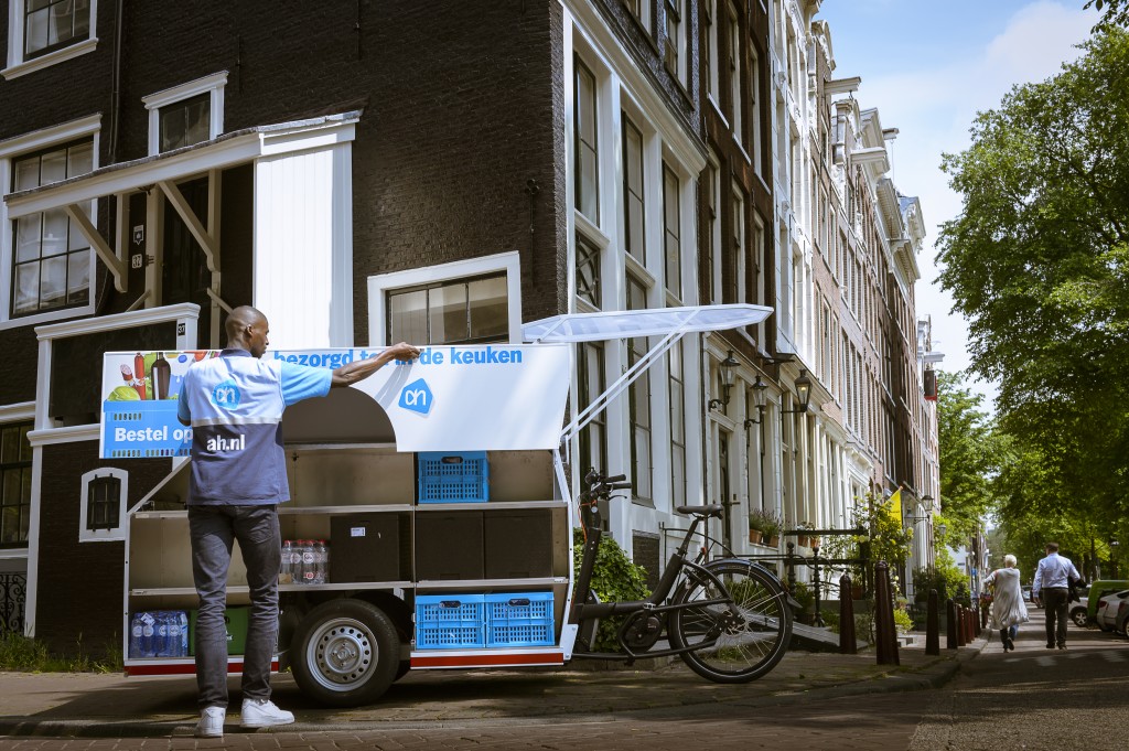 Albert Heijn start in Amsterdam een proef waarbij boodschappen met een fiets of een elektrische bezorgauto worden bezorgd.
