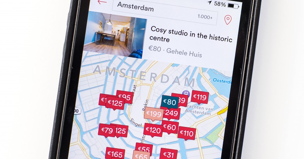 Verhuurplatform Airbnb groeit razend hard in Amsterdam. Dit terwijl de prijsverschillen met hotels niet bijzonder groot zijn. Dat blijkt uit nieuw onderzoek van vastgoedadviseur Colliers en de Hotelschool Den Haag, waarover Het Financieele Dagblad woensdag bericht. Het onderzoek is verricht op basis van gegevens van Airdna, een bedrijf dat boekingen bij Airbnb bijhoudt. De belangrijkste feiten uit het onderzoek op een rij: