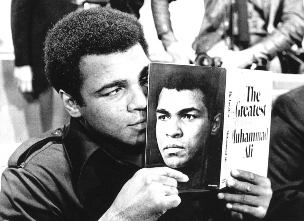 De Amerikaanse bokslegende Muhammad Ali is op 74-jarige leeftijd overleden. De wereldberoemde bokser blies vrijdagavond volgens NBC News in een ziekenhuis in Arizona zijn laatste adem uit. Ali was donderdag opgenomen vanwege een stoornis in zijn ademhaling. Al snel kwamen berichten naar buiten dat de situatie van de oud-bokser hard achteruit ging. Ali, ook wel 'The Greatest' genoemd, was oud-wereldkampioen in het zwaargewicht. De olympisch kampioen van Rome 1960 in het lichtzwaargewicht werd legendarisch door onder meer zijn imposante techniek, trefzekere stoten en zijn gevoel voor show en entertainment binnen en buiten de ring. De bokser, die oorspronkelijk Cassius Clay heette maar zijn naam in 1964 aanpaste nadat hij was bekeerd tot de islam, leed ruim dertig jaar aan de ziekte van Parkinson. Ali bleef een een geliefd en actief publiek figuur nadat hij zijn bokscarrière had beëindigd.