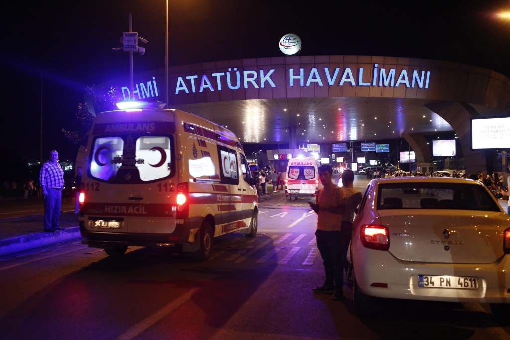 Hulpdiensten arriveren bij luchthaven Istanbul Atatürk. Foto: EPA