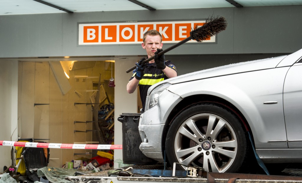 Autoverzekeringen worden snel duurder. Dat blijkt uit onderzoek van Independer. De vergelijkingssite denkt dat, hoewel nog niet alle verzekeraars hun premies hebben verhoogd, dit nog wel dit jaar zal gaan gebeuren. WA-verzekeringen zijn de afgelopen tijd het sterkst gestegen. Per jaar kost een nieuwe WA-verzekering nu gemiddeld 89 euro meer dan in december vorig jaar. Dat is een stijging van 20 procent. Beperkt cascoverzekeringen werden gemiddeld 73 euro (plus 15 procent) en allrisk verzekeringen 65 euro (plus 9 procent) duurder.