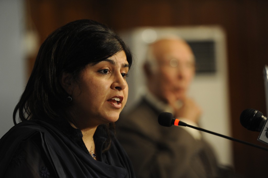 Barones Warsi, ex-voorzitter van de Conservatieven en voormalig minister in het kabinet van premier David Cameron, heeft het brexit-kamp de rug toegekeerd. Ze is nu voor EU-lidmaatschap. Dat meldt de Financial Times maandag. De barones die voluit Sayeeda Hussain Warsi heet, vindt dat er te veel vreemdelingenhaat onder de tegenstanders van EU-lidmaatschap is. ,,Leugens, vreemdelingenhaat en de politiek van de haat'' geven volgens Warsi de toon aan in de campagne voor de brexit. Ze was zelf voor vertrek uit de EU ('brexit'), maar een campagneposter van de UKIP (United Kingdom Independence Party) was een keerpunt voor haar. Ze zag die afgelopen week. De poster toont een enorme stoet vluchtelingen die naar de EU komen. De UKIP zette er ,,breekpunt'' bij en stelt dat de EU gefaald heeft. De UKIP betoogt hiermee dat Londen zelf over zijn grenzen moet waken door uit de EU te stappen.