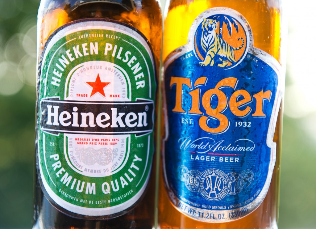 De biermerken Heineken en Tiger worden verschillend in de markt gezet, maar het smaakverschil is nihil. Dezelfde biersoort, hetzelfde alcoholpercentage, hetzelfde aantal calorieën en nagenoeg identieke scores op beoordelingssites. Op papier is er weinig verschil tussen Heineken, de Amsterdamse pils in de kenmerkende groene flesjes, en Tiger, een van de bekendste biermerken van Azië dat sinds 2012 volledig eigendom van Heineken is. Heineken is een lager, bevat 5 procent alcohol en 150 calorieën en krijgt op biersite Untappd een gemiddelde beoordeling van 2,9 uit vijf sterren. Tiger is nagenoeg identiek, maar krijgt een iets hogere rating: 2,92 sterren. Blinde smaaktest Een panel van bierexperts kan het verschil tussen pilsners nog wel proeven, zoals blijkt uit deze test van Kassa. Maar voor de doorsnee consument smaakt alles hetzelfde, toonden Zweedse onderzoekers in 2014 aan. De 138 proefpersonen proefden in een blinde test geen verschil tussen Budvar, Stella Artois en Heineken, de drie best verkochte Europese pilsners. "De consument maakt zijn keuze dus op basis van reclame en imago, in plaats van zich te baseren op het bier zelf", aldus de wetenschappers. Tiger en Heineken Frans Eusman, regiopresident Asia Pacific bij Heineken, bevestigt in een interview met het Financieele Dagblad wat we eigenlijk allemaal al weten: pils is pils. Gevraagd naar het verschil tussen Heineken en Tiger, stipt hij als eerste de prijs aan. Heineken is net iets duurder. "Maar dat is slechts een simpele manier om onderscheid te maken", aldus Eusman. "Belangrijker is de identiteit. Waar staan de merken Heineken en Tiger voor?" Volgens de Heineken-topman is Heineken een bier voor de man van de wereld. "Hij is gearriveerd en succesvol. Dat spreekt mensen in Azië zeer aan. De campagne rond James Bond sluit daar goed op aan." Tiger is gericht op millennials, de generatie die geboren is tussen 1981 en 2000. "Zij zijn meer zoekende, bezig zich te ontwikkelen. Ze hebben de ambitie iets te bereiken. En daar past Tiger bij." Nergens heeft Eusman het over de smaak. Zwakke smaak Bierkenner Hans Bombeke heeft wel een verklaring voor het geringe smaakverschil. Pils van grote brouwers "zijn fabrieksbieren geworden, waarvan de straffe kantjes zijn afgevlakt om zo veel mogelijk klanten te charmeren", zei hij twee jaar geleden tegenover Het Laatste Nieuws. De Wikipedia-pagina van pils benadrukt dat pils een gefilterd bier is waardoor een heldere vloeistof ontstaat en een groot deel van de smaak verloren gaat. "Pils heeft de reputatie een vrij zwakke smaak te hebben. Zeker de grote merken gebruiken een commerciële receptuur die een zo groot mogelijk publiek moet aanspreken en daardoor weinig karakteristiek is." Op zoek naar een echt lekker pilsje? Kies dan eentje van een kleinere brouwer, die vaker experimenteren met uitgesproken smaken. Bij de Dutch Beer Challenge die eerder dit jaar werd gehouden ging Château Neubourg van Gulpener er voor het tweede jaar op rij vandoor met de prijs voor beste pils. Lees ook Extra vers bier van Heineken: extra lekker of pure marketing? Het ideale biertje heeft 15,9 procent schuim Het belangrijkste bij een kroegbiertje? Een gespoeld glas