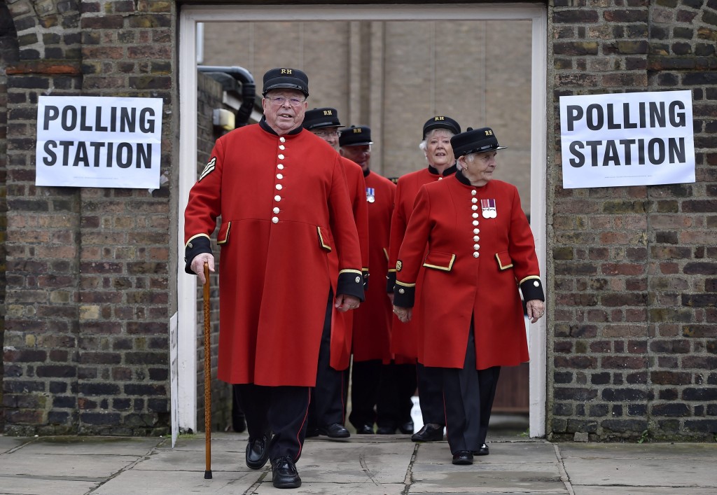 Donderdag 23 juni stemmen de Britten in een historisch referendum: wel of geen lid van de Europese Unie. De uitslag heeft grote betekenis voor het Verenigd Koninkrijk en Europa. Volg de ontwikkelingen op de voet met het liveblog van Z24. 20.05u Wie gaat stemmen, moet zich wel netjes gedragen. Er zijn zes dingen die je niet mag doen, als je in het stembureau bent, signaleert Business Insider. 1)Politieke getinte kleding die een stemvoorkeur aangeeft is verboden 2)Een selfie nemen binnen het stembureau mag niet 3)Een discussie aangaan over de voors en tegens van het EU-lidmaatschap is niet toegestaan 4)Luide muziek afspelen en telefoneren mogen niet 5)Je kind het stembiljet laten invullen is verboden 6)Je mag niet in staat van dronkenschap of onder invloed van drugs het stembureau betreden D