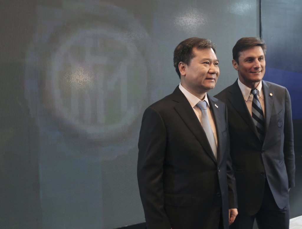 De overname van voetbalclub Italiaanse Internazionale past in de opmars van China in de voetbalwereld. Het Chinese voetbalelftal staat zelf nog slechts op de 81e plaats op de wereldranglijst, maar het overheidsdictaat schrijft voor dat het land in 2030 het voetbal in Azië domineert. In de tien jaar daarna moet de rest van de wereld eraan geloven. Vooralsnog wordt vooral veel geld uitgegeven aan dure spelers en aan voetbalclubs. Suning Holdings Group spendeerde maandag naar verluidt 270 miljoen euro voor een belang van bijna 70 procent in de Italiaanse grootmacht Inter. Daarmee is het de grootste Chinese investering in een voetbalclub tot nu toe.