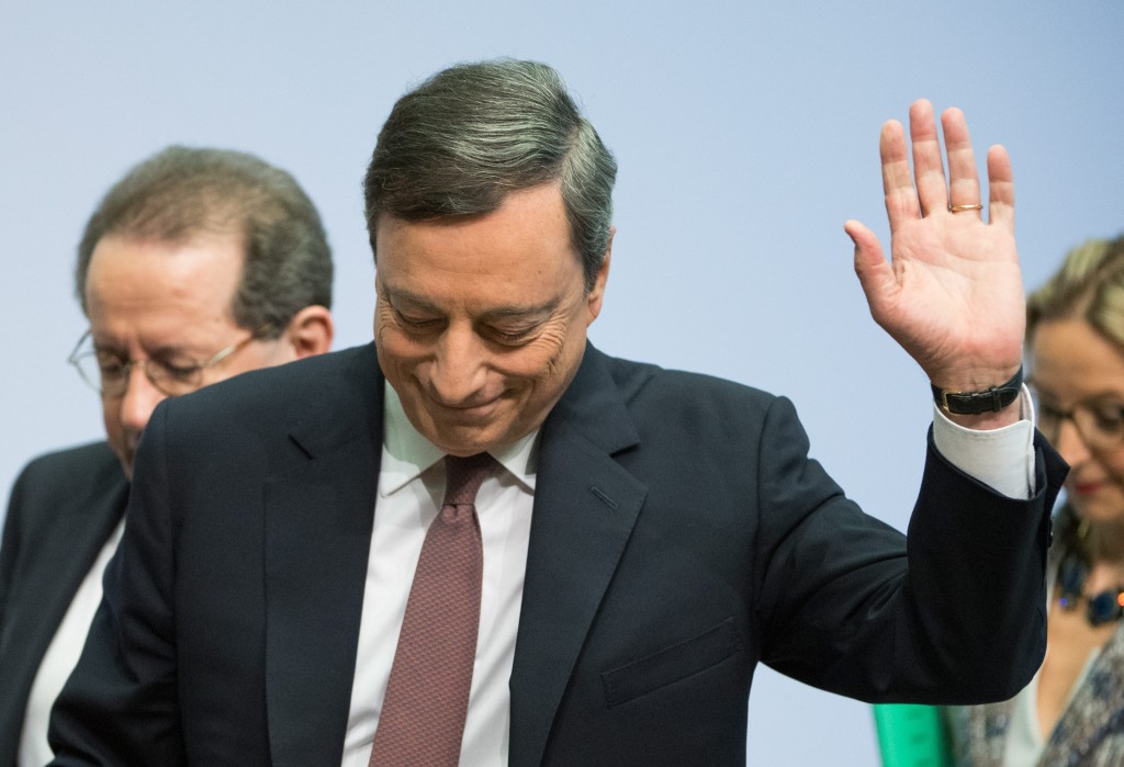 ECB-president Mario Draghi trekt veruit de meeste media-aandacht onder de beleidsmakers van de Europese Unie. Dat heeft veel te maken met het goedkoop-geldbeleid van de centrale bank. Mario Draghi is de mediaster onder de topfunctionarissen van de Europese Unie. In ieder geval in de afgelopen twee maanden, zo blijkt uit deze infographic, die de site Politico publiceerde. Het gaat om scan van onderzoeksbureau Media Tenor op tv en bij zakelijke media. In april en mei was Draghi veruit de meest genoemde Europese topfiguur, en bleef hij Jean-Claude Juncker van de Europese Commissie en president Donald Tusk van de Europese Raad met gemak voor. (Terzijde: in mei was eurogroep-voorzitter Jeroen Dijsselbloem de hoogste genoteerde Nederlander met een vijfde plek). Dat Draghi zo vaak genoemd wordt in de media, is niet verwonderlijk: het goedkoop-geldbeleid van de Europese Centrale Bank is immers één van de meest invloedrijke en ook tastbare effecten van Europees beleid in de eurozone en daarbuiten.