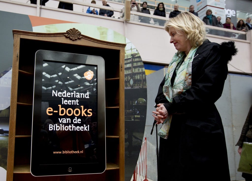E-books worden steeds goedkoper, maar het aandeel op de Nederlandse boekenmarkt blijft relatief laag. Dat blijkt uit de Boekenbarometer van het Centraal Boekhuis voor het eerste kwartaal van dit jaar. Dinsdag maakte het Centraal Boekhuis bekend dat het aandeel van e-books op de Nederlandse boekenmarkt op 6,9 procent lag, op basis van 12-maandscijfers die lopen tot en met maart dit jaar. Fysieke boeken hadden een aandeel van 93,1 procent.