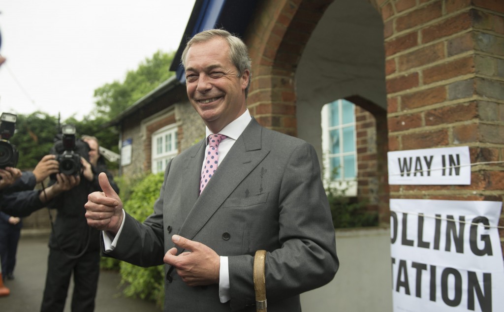 Met meer dan driekwart van de stemmen geteld bij het Britse EU-referendum lijkt de Brexit een feit te worden. 5.54u De BBC heeft de voorstanders van een vertrek van Groot-Brittannië uit de Europese Unie aangewezen als de waarschijnlijke winnaar van het referendum van donderdag. Ook de Britse nieuwszenders ITV en SKY waagden zich aan deze voorspelling van de uitslag. Het 'Leave'-kamp heeft met nog een kleine twintig procent van de kiesgebieden te gaan met 51,6 procent van de stemmen een lichte voorsprong. 5.25u Nu het Brexit-kamp op een duidelijke voorsprong staat, worden financiële markten nerveus. Het Britse Pond is op valutamarkten zo'n 8 procent gedaald tegenover de dollar, meldt onder meer persbureau Bloomberg. De euro is zeven procent gestegen tegenover het Pond.